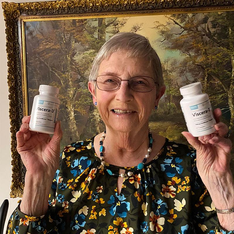 Smiling women holding two bottles of product Viscera-3 and Vitaae